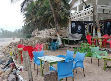 ghana/kokrobite/restaurant/kopatys-beach-on-rocks