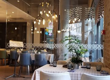 latvia/riga/art-nouveau-district/restaurant/melna-bite