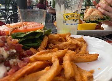 maine/bangor/restaurant/lazy-hound