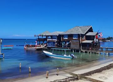 honduras/bay-islands/restaurant/happy-harry-s-hideaway