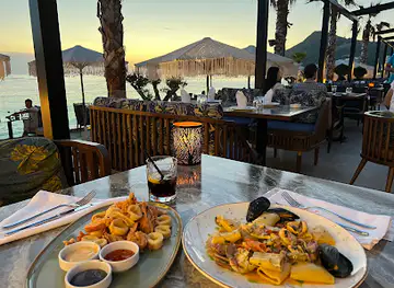 Aqua Lounge Bar & Restaurant