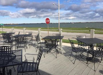 ohio/lake-erie-islands/restaurant/rayz-on-the-bay