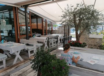 montenegro/tivat/restaurant/mala-barka