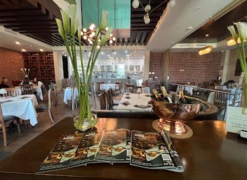 mexico/tijuana/zona-rio/restaurant/roots-rio-restaurante