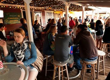 rhode-island/block-island/restaurant/captain-nick-s-rock-n-roll-bar-seasonal-may-septemeber