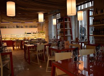 portugal/lisbon/restaurant/eating-bear