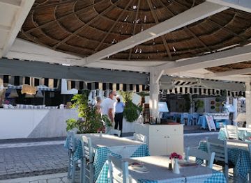 greece/santorini/kamari/restaurant/summer-time