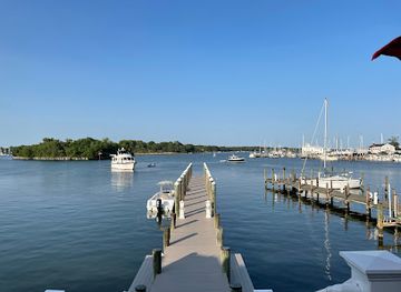 maryland/chesapeake-bay-maritime-museum/restaurant/the-lighthouse-restaurant-and-dockbar