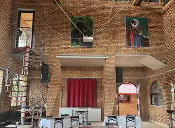 Sista's Art gallery, Restaurant, Bar, & Accommodation