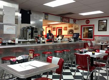 ohio/akron/restaurant/the-lamp-post