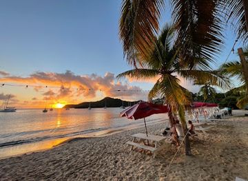 antigua-and-barbuda/shirley-heights-lookout/restaurant/loose-cannon-beach-bar