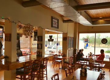 illinois/chain-o-lakes-state-park/restaurant/lynn-catherines