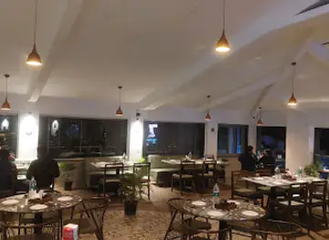 7 Grand Restaurant, Lounge & Bar