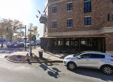 arkansas/north-little-rock/restaurant/bar-and-table