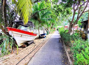 malaysia/tioman-island/restaurant/johan-chalet-and-restaurant