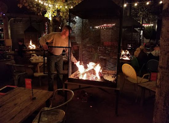 texas/piney-woods/restaurant/woodshed-smokehouse