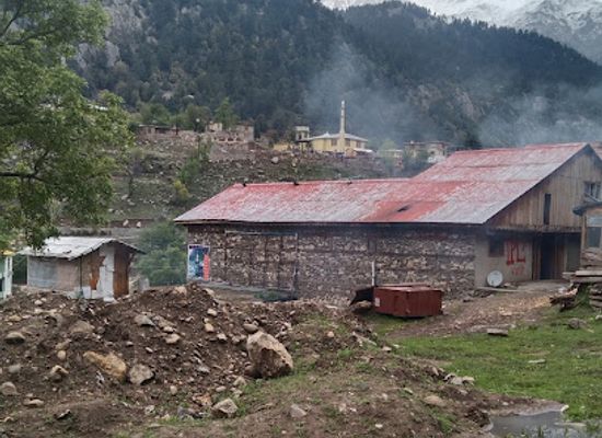 afghanistan/nuristan-province/restaurant/parun-kharwalay-malmaston
