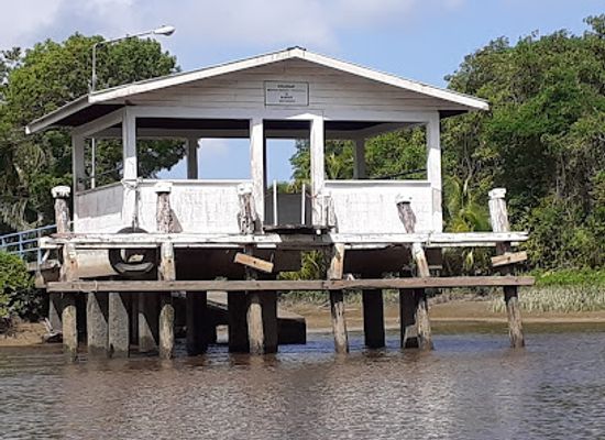 suriname/commewijne-district/restaurant/riverside