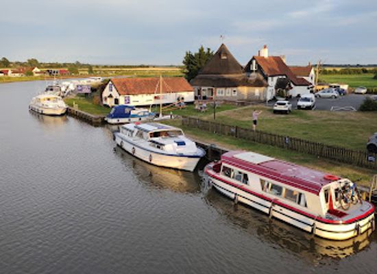 united-kingdom/norfolk-broads/restaurant/acle-bridge-inn