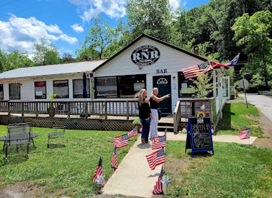 north-carolina/great-smoky-mountains/restaurant/the-rivers-and-rails-tavern