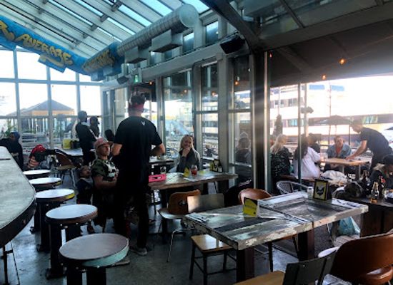 canada/toronto/harbourfront/restaurant/joe-bird