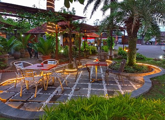 indonesia/east-java/restaurant/dewi-sri-garden-resto