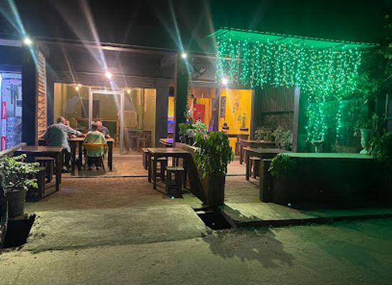sri-lanka/trincomalee/restaurant/queen-bee-cafe-seafood-vape-shop