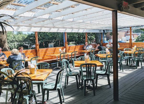 maine/southern-maine-coast/restaurant/hooks-chill-grille