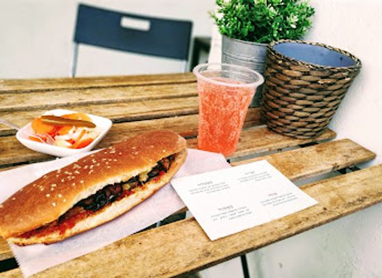israel/acre/restaurant/aziza-s-place