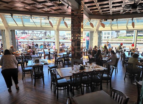 ohio/cleveland/ohio-city/restaurant/shooters-on-the-water