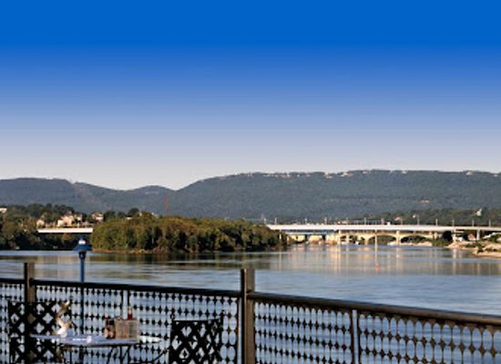 tennessee/ruby-falls/restaurant/boathouse-rotisserie-raw-bar