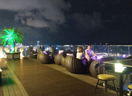 vietnam/ha-long-bay/restaurant/skylight-restaurant-pool-bar