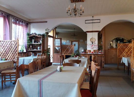 hungary/orseg/restaurant/varvolgy-vendeglo