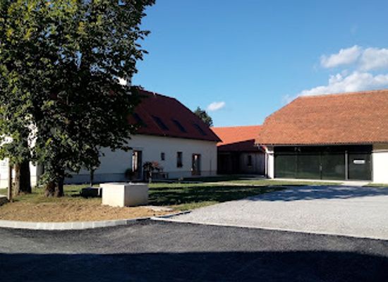 slovenia/postojna/restaurant/smrekarjeva-domacija