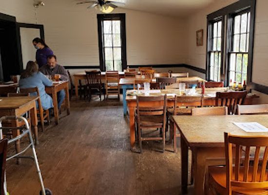 alabama/chattahoochee-valley/restaurant/red-s-little-school-house
