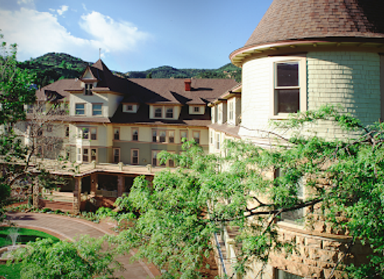 colorado/pikes-peak/restaurant/the-cliff-house-at-pikes-peak