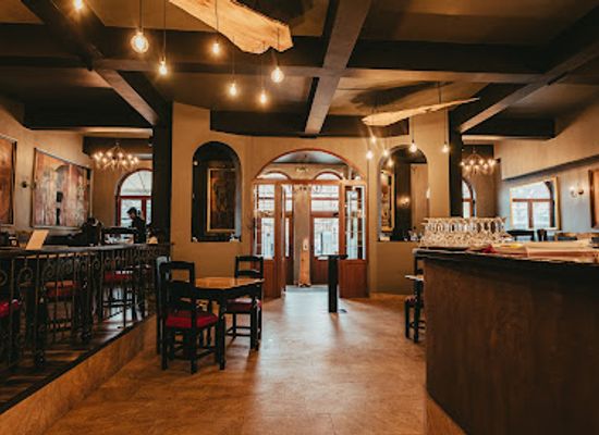 romania/brasov/tractorul/restaurant/four-roses