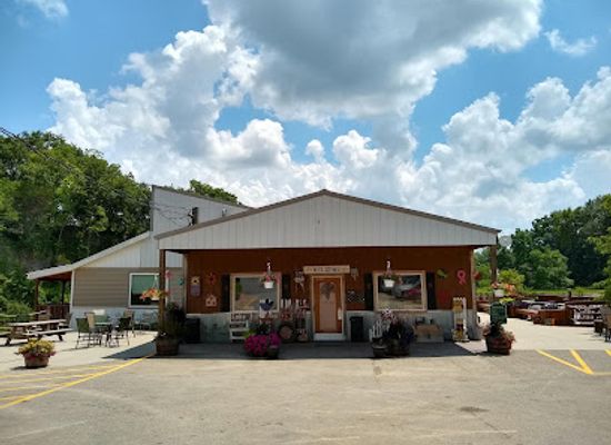 iowa/driftless-area/restaurant/bluff-lake-catfish-farm