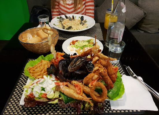 tunisia/tunis/la-marsa/restaurant/cook-in-restaurant-la-marsa