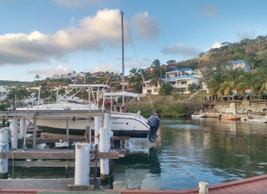 sint-maarten/maho-beach/restaurant/dinghy-dock-sailors-bar