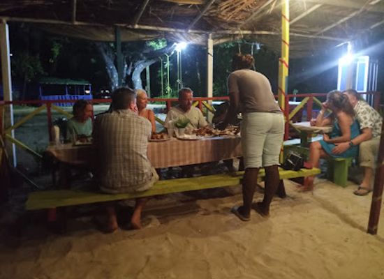 saint-vincent-and-the-grenadines/mayreau/restaurant/the-deal-beach-bar-and-grill