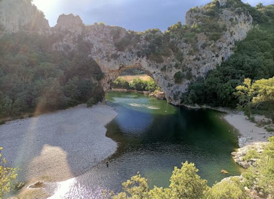 france/ardèche-gorges/restaurant/auberge-du-pont-d-arc