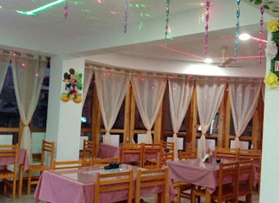 bhutan/punakha/restaurant/pizza-house-birthday-celebrate