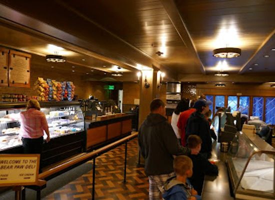 montana/the-yellowstone-valley/restaurant/old-faithful-inn-bear-paw-deli