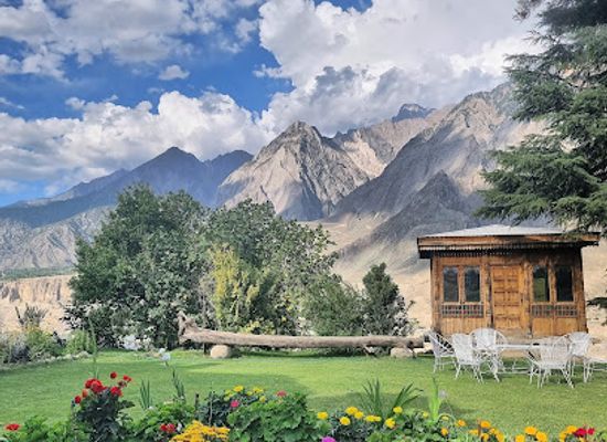 pakistan/kalash-valley/restaurant/ayun-fort-inn