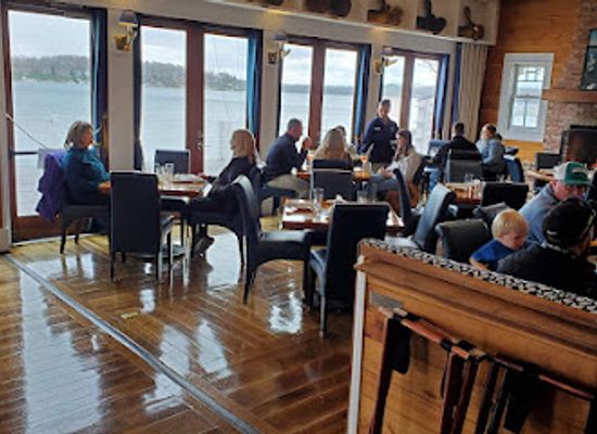 wisconsin/glacial-lake-wisconsin/restaurant/pier-290