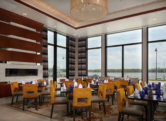 iowa/mississippi-river-valley/restaurant/maxwell-s-on-the-river