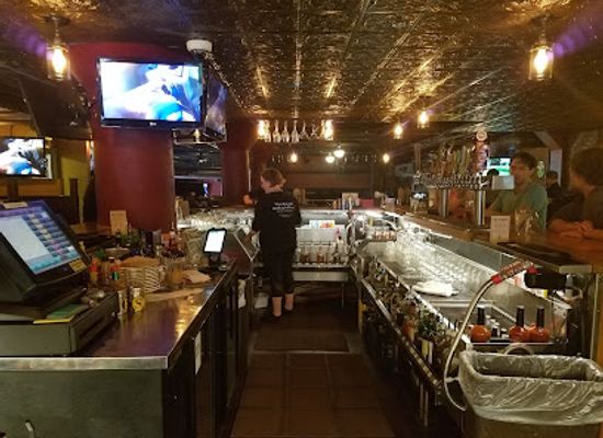 minnesota/western-minnesota/restaurant/crooked-pint-ale-house