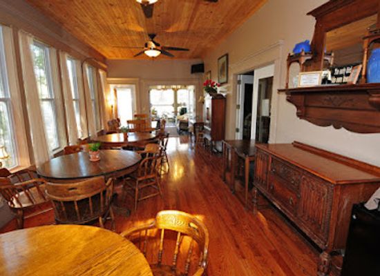 maine/katahdin-region/restaurant/fredericka-s-restaurant-and-the-loose-moose-bar-grille