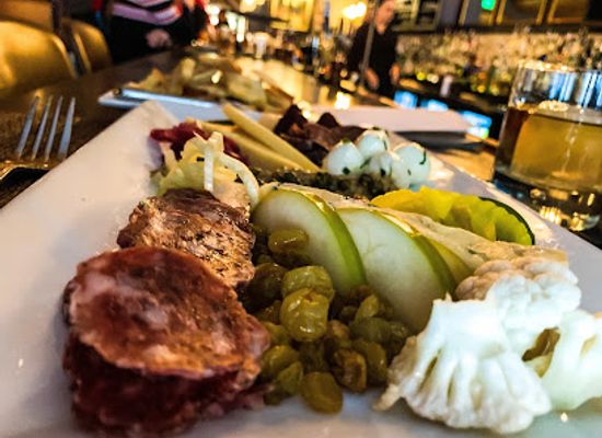 indiana/southern-indiana/restaurant/henry-social-club